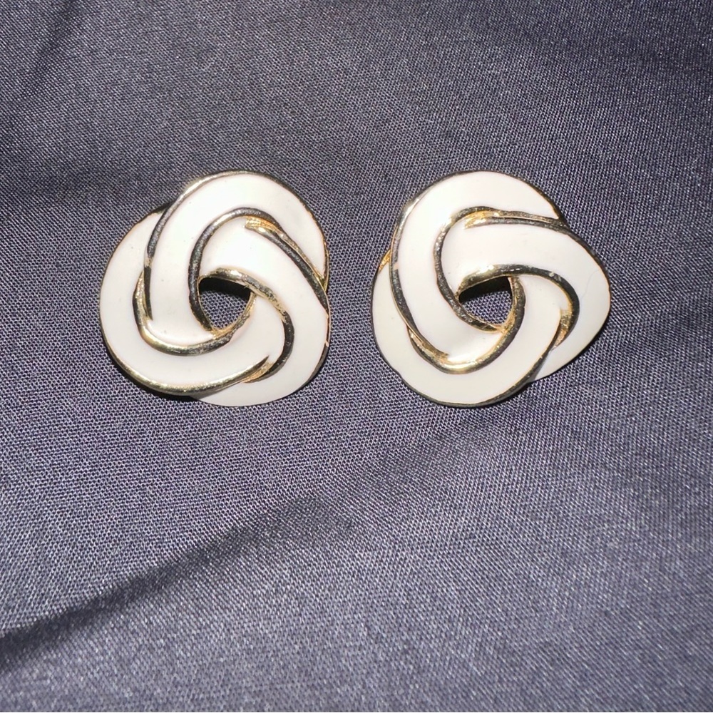 White and gold knot earrings - Picture 1 of 2